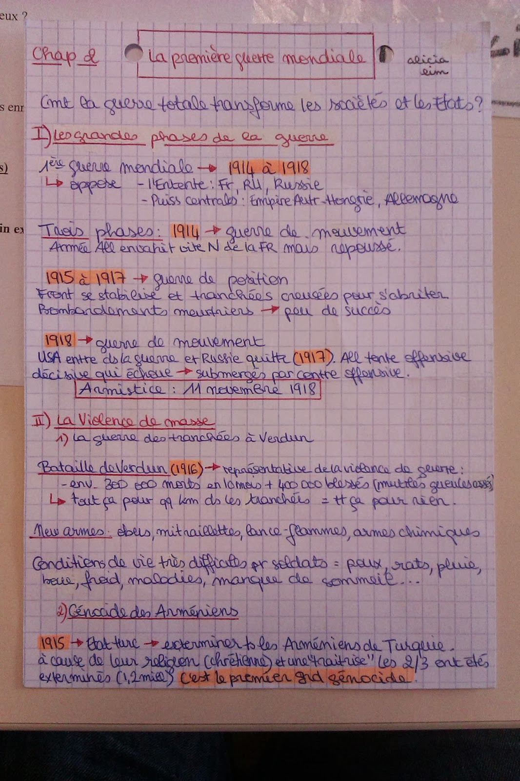 Photo d'une fiche de révision manuscrite sur la Première Guerre mondiale, avec un code couleur